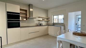 Refrigerador, microondas, horno y lavavajillas