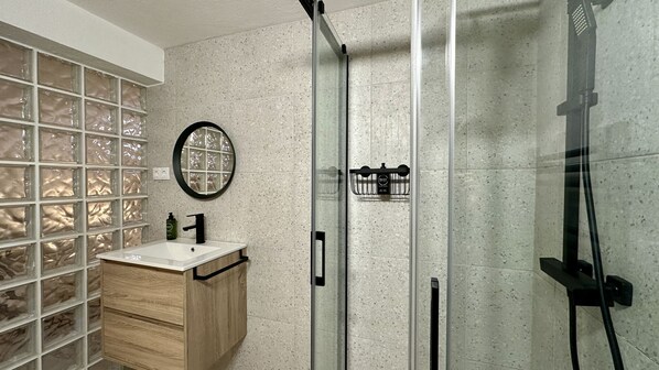 Shower, towels - Cruzeiro by Check-in Portugal (Quarteira)