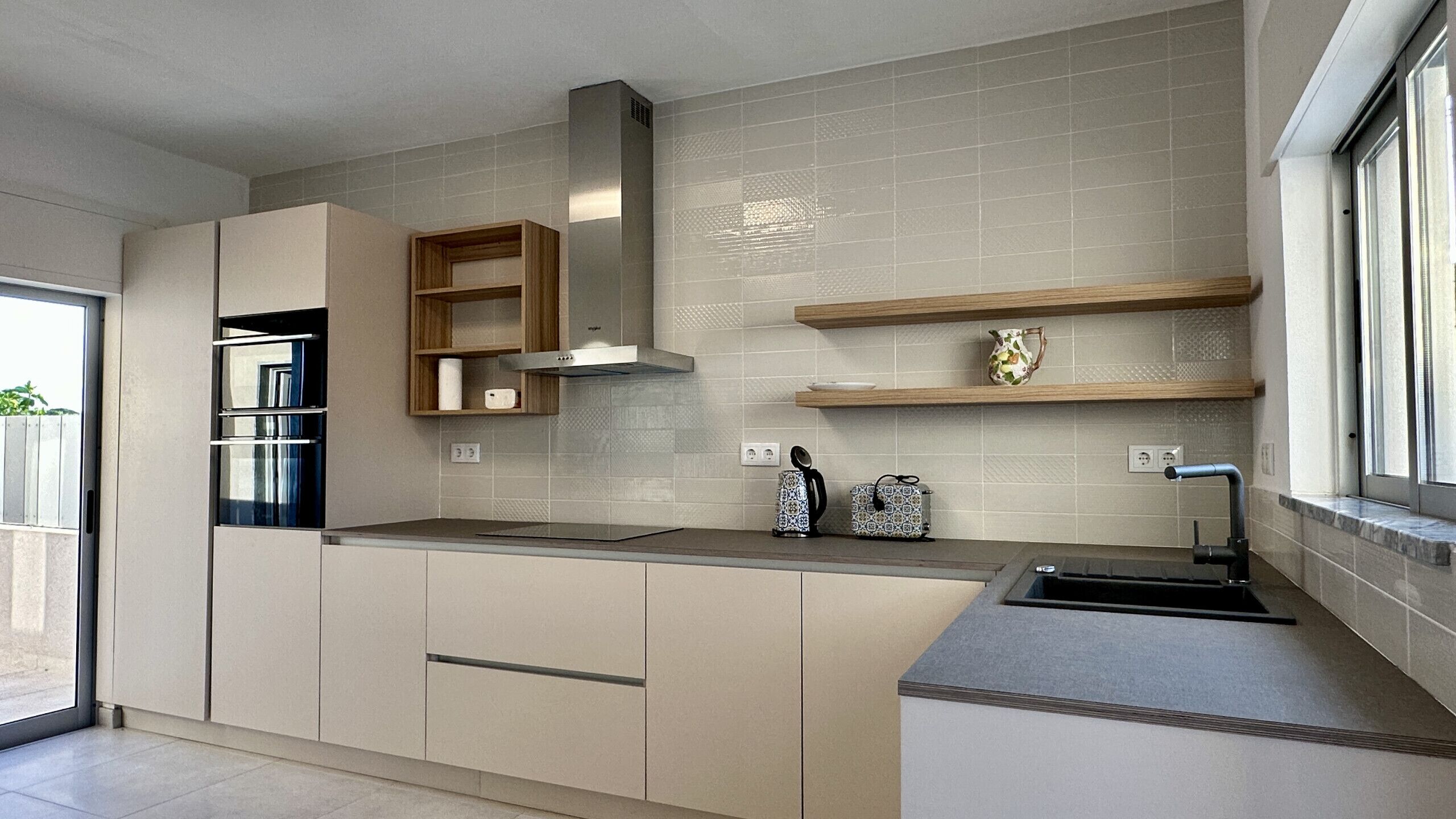 Kühlschrank, Mikrowelle, Ofen, Geschirrspüler