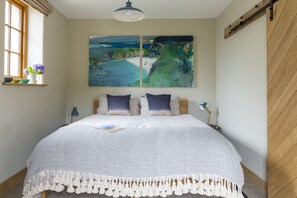 2 bedrooms, desk, iron/ironing board, free WiFi - Starling House -  a house that sleeps 5 guests  in 2 bedrooms (Chillington)