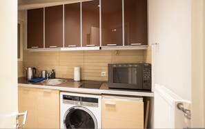 Réfrigérateur, micro-ondes, plaque de cuisson, lave-vaisselle