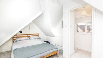 4 bedrooms, desk, iron/ironing board, free WiFi