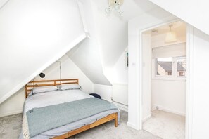 4 bedrooms, desk, iron/ironing board, free WiFi