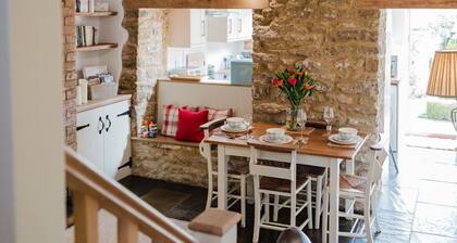 Sweetheart Cottage - Cosy 2 Bedroom in The Cotswolds