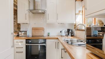 Een koelkast, een microgolfoven, een oven, een vaatwasser