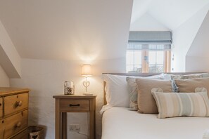 2 bedrooms, desk, iron/ironing board, travel cot