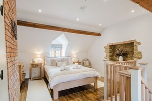 2 bedrooms, desk, iron/ironing board, travel cot - Sweetheart Cottage - Cosy 2 Bedroom in The Cotswolds (Swalcliffe)