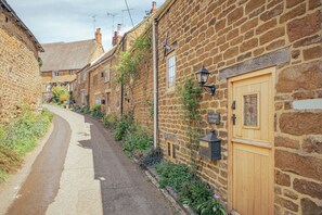 Exterior - Sweetheart Cottage - Cosy 2 Bedroom in The Cotswolds (Swalcliffe)