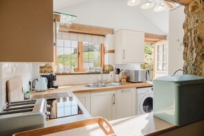 Fridge, microwave, oven, dishwasher - Sweetheart Cottage - Cosy 2 Bedroom in The Cotswolds (Swalcliffe)