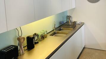 Kaffetrakter/tekoker, kjøleskap, mikrobølgeovn og ovn