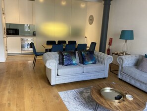 Una Smart TV, una chimenea