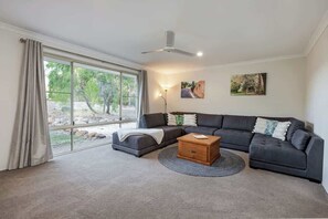 Smart TV - Cockatoo Lodge—Winery Retreat at Rivendell Estate (Busselton)