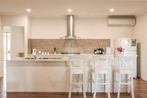 Fridge, microwave, oven, stovetop - Villa 16 At Rivendell Winery Estate Yallingup (Busselton)