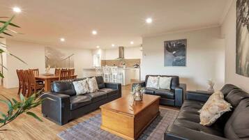 Smart TV, ping pong, books, stereo