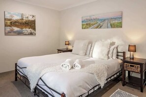 4 bedrooms, iron/ironing board, travel crib, WiFi - Villa 16 At Rivendell Winery Estate Yallingup (Busselton)
