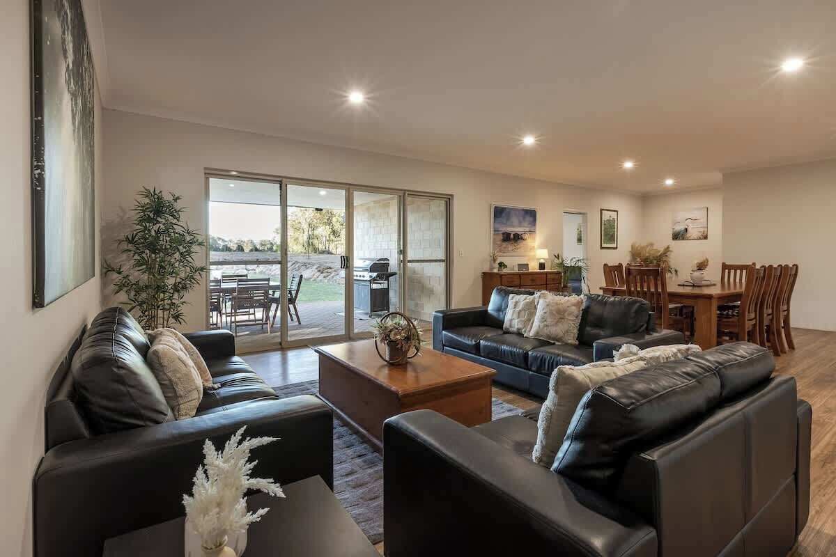 Smart TV, ping pong, books, stereo