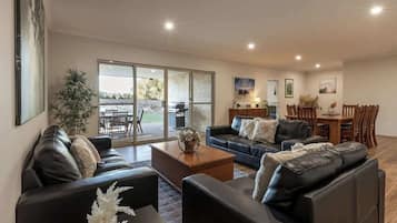 TV connectée, table de tennis de table, livres, chaßne hi-fi