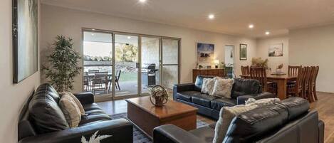 Smart TV, mesa de ping pong, libros, estéreo