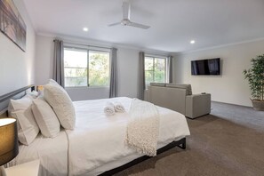 4 bedrooms, iron/ironing board, WiFi