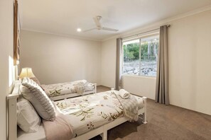 4 bedrooms, iron/ironing board, WiFi