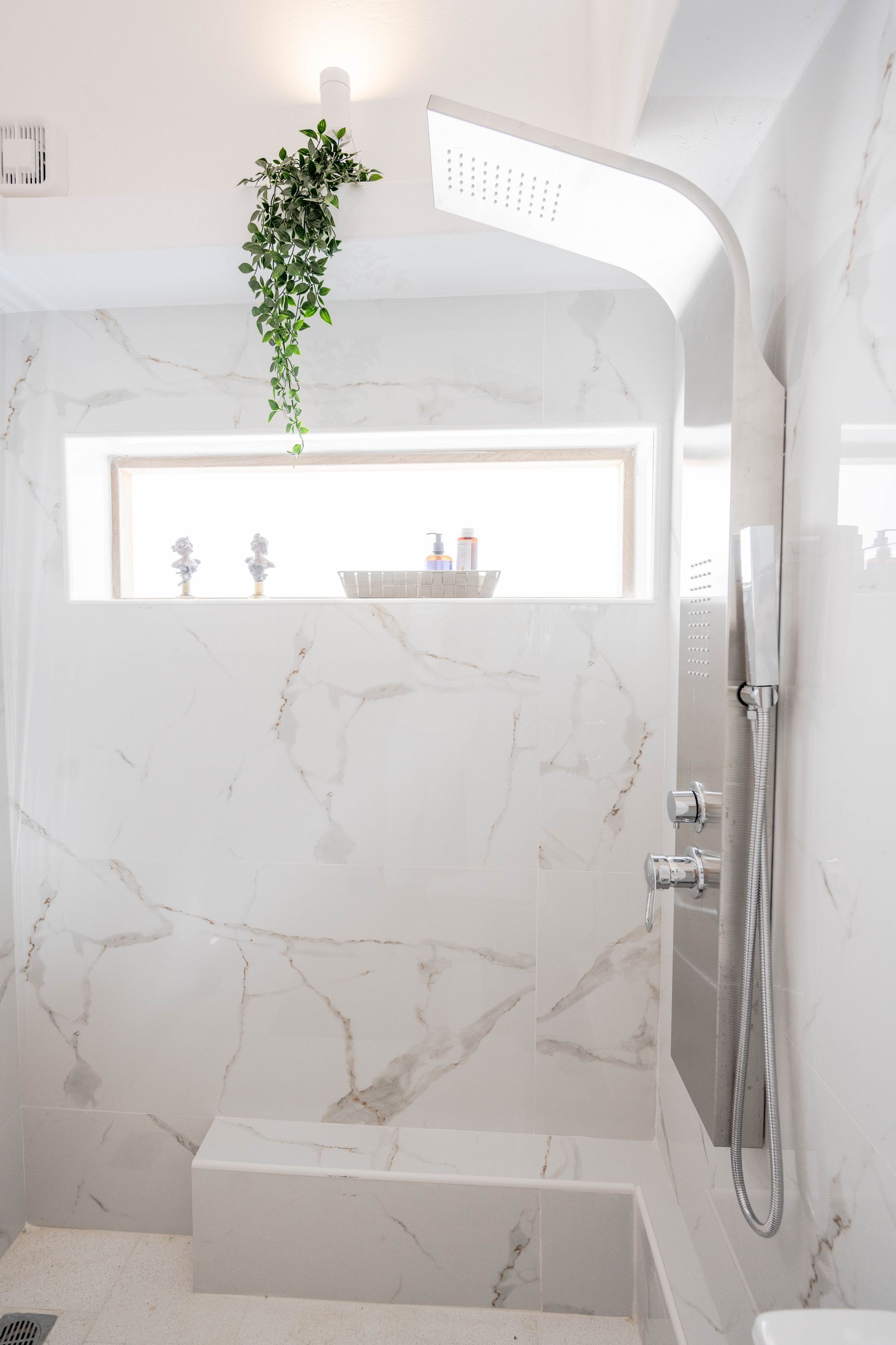 Douche, sèche-cheveux, serviettes fournies