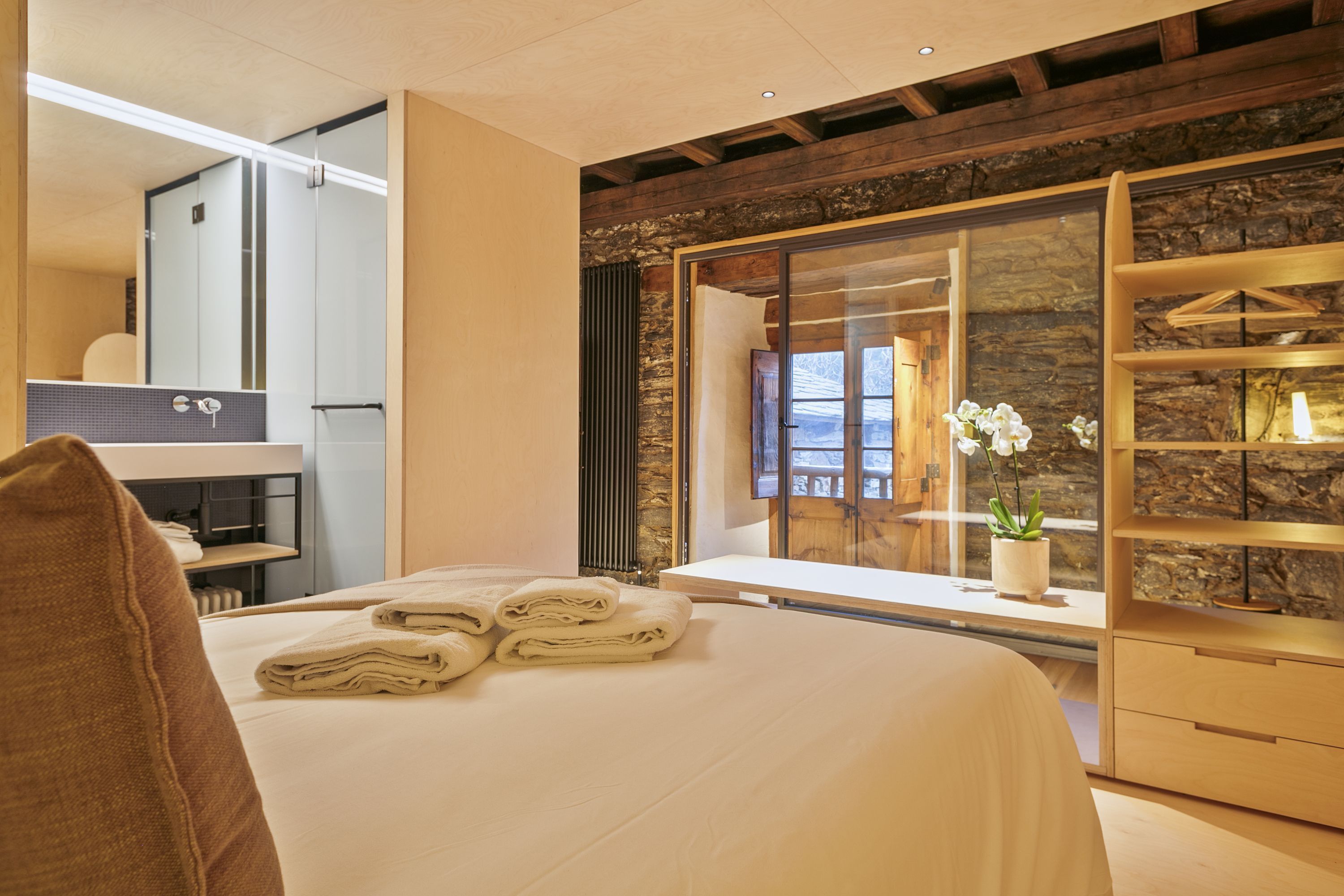 4 habitaciones, tabla de planchar con plancha, internet y ropa de cama 