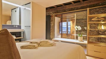 4 habitaciones, tabla de planchar con plancha, internet y ropa de cama