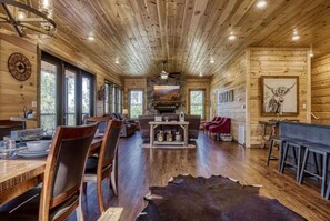 تلفزيون ذكي، مدفأة، كُتُب