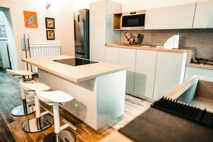 Apartment, Courtyard View | Living area