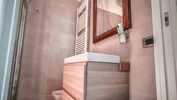 Habitación doble estándar, vista al patio | Baño | Regadera, secadora de cabello, toallas, papel de baño