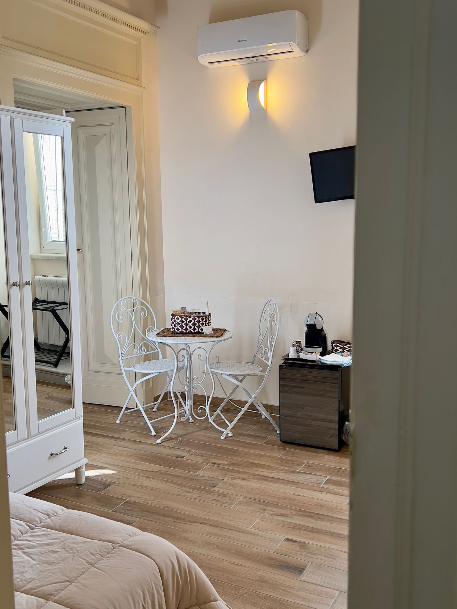 Chambre Double Standard, vue cour intérieure | Restauration dans la chambre