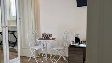 Standard-Doppelzimmer, Blick auf den Innenhof | Essbereich im Zimmer