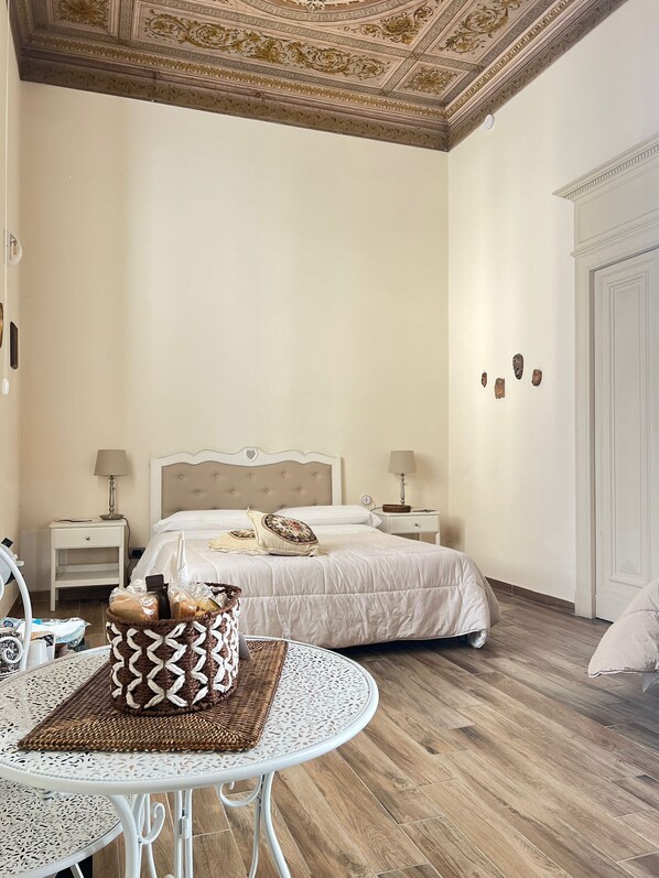 Standard Double Room, Courtyard View | In-room dining - Domus Antica (Santa Maria Capua Vetere)