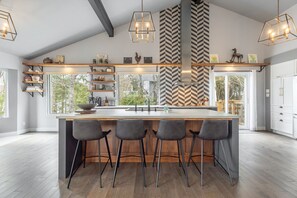 Fridge, microwave, oven, stovetop - 5-BR Villa on Lac Lauzon (Labelle)