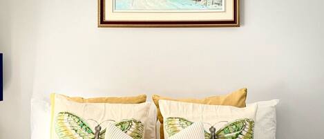 Een strijkplank/strijkijzer, gratis wifi, beddengoed