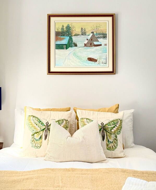 Iron/ironing board, free WiFi, bed sheets