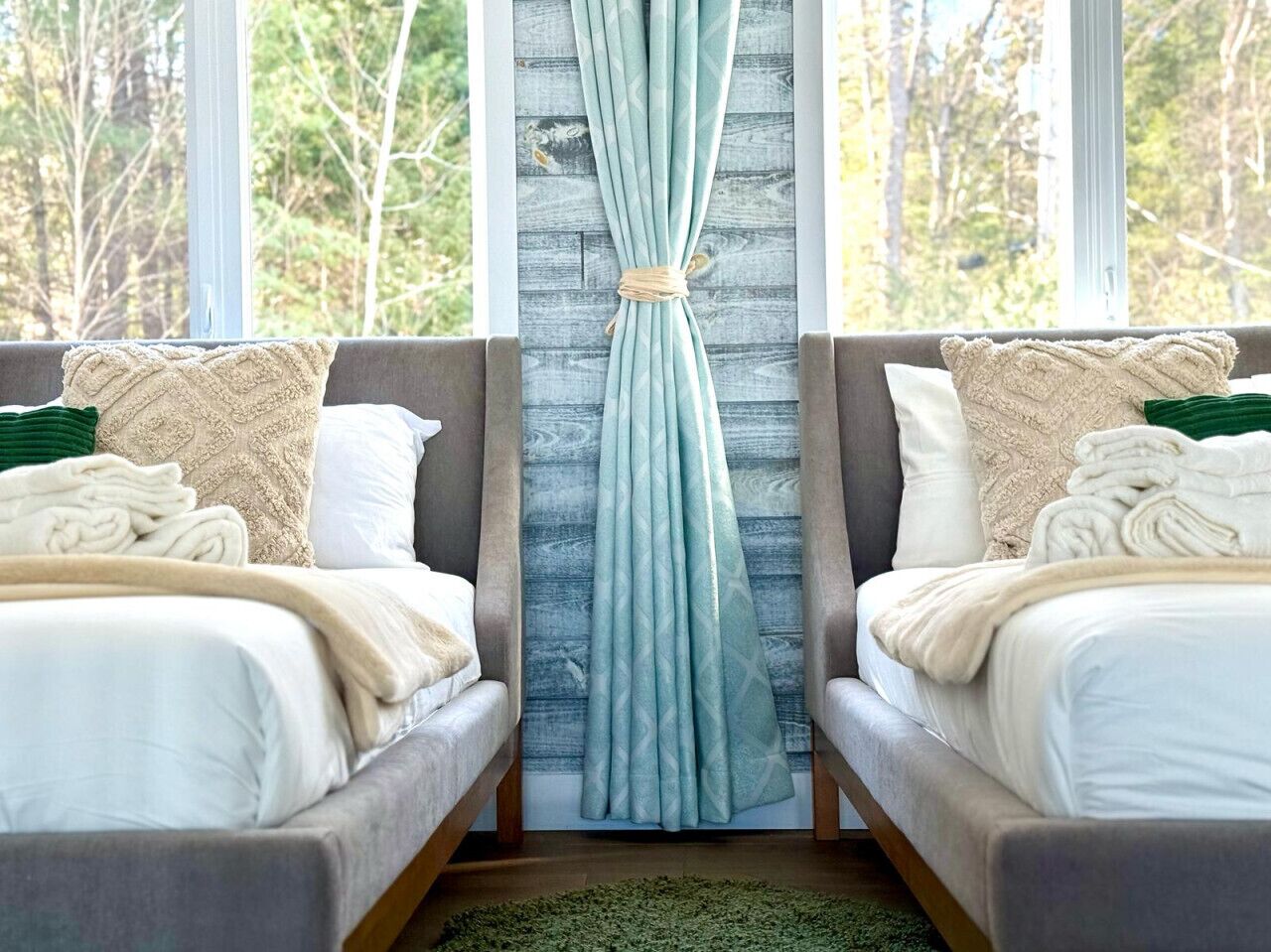 Tabla de planchar con plancha, wifi gratis y ropa de cama 