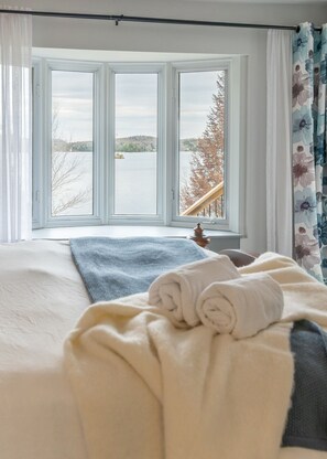 5 bedrooms, iron/ironing board, free WiFi, bed sheets - 5-BR Villa on Lac Lauzon (Labelle)