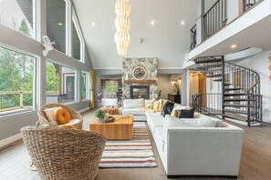 Una Smart TV, una chimenea, videojuegos, una mesa de tenis de mesa