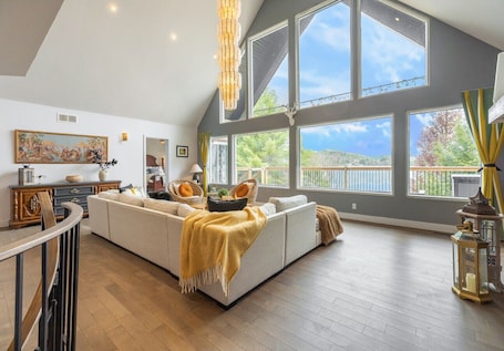 Smart TV, fireplace, video games, table tennis. 5-BR Villa on Lac Lauzon