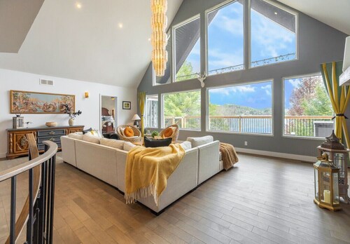 5-BR Villa on Lac Lauzon