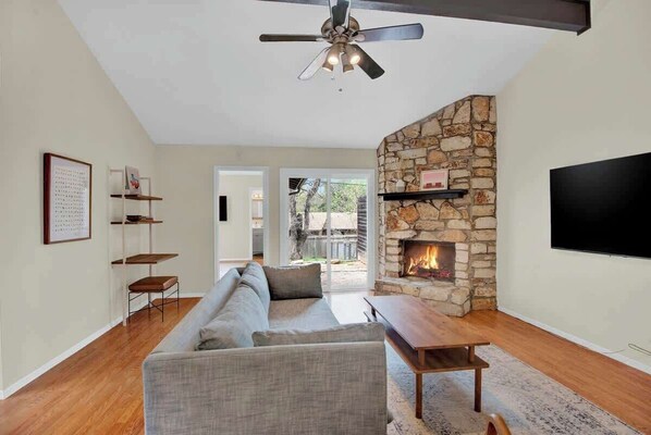TV, offices - 5 Bedroom 4 Bath Zilker Villa Big Yard in Zilker Barton Hills (Austin)