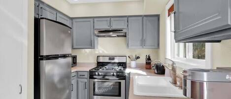 ثلاجة، ميكروويف، فرن، موقد طهي مسطح