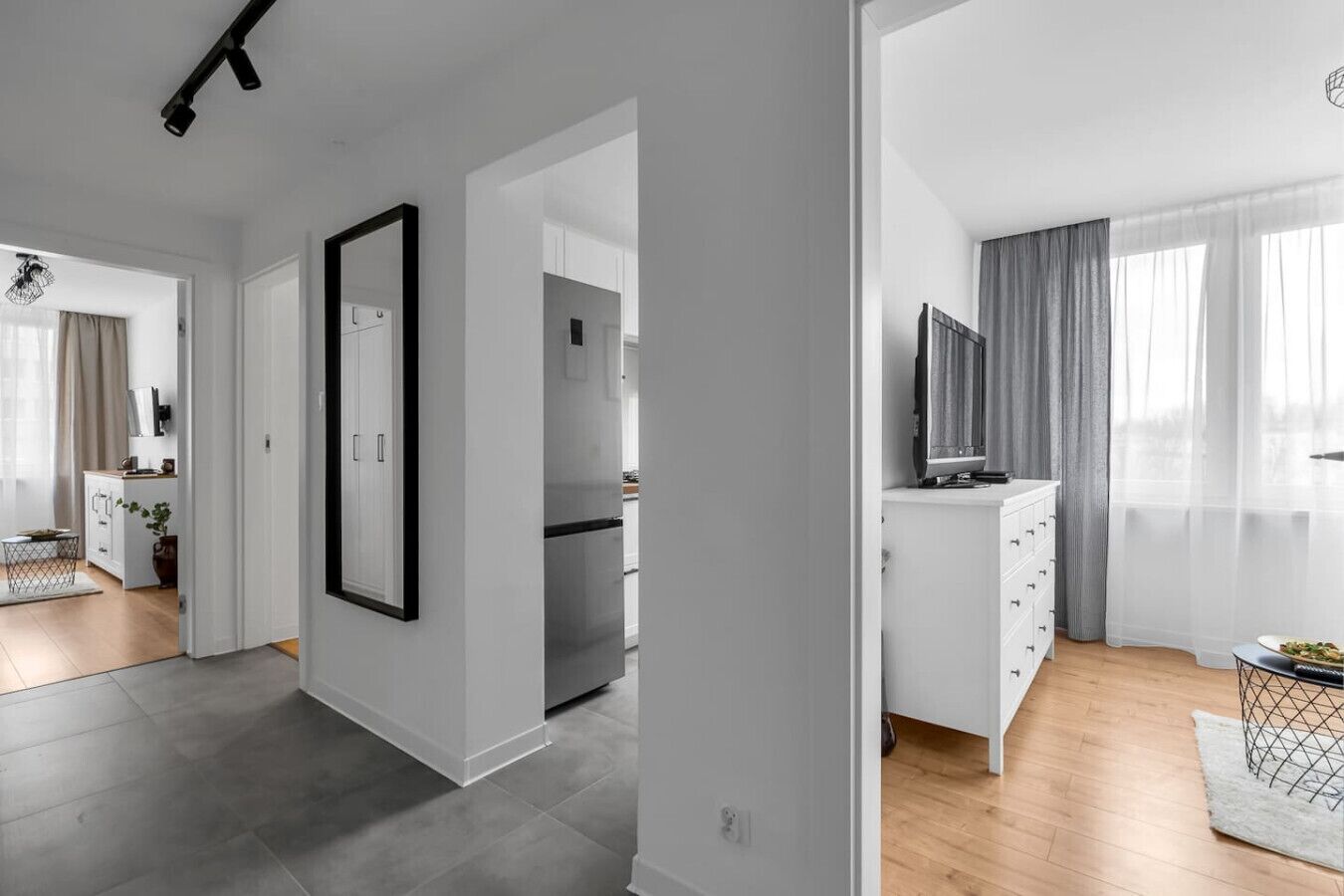 Eine moderne Wohnung mit Küche, Essbereich und Wohnzimmer.