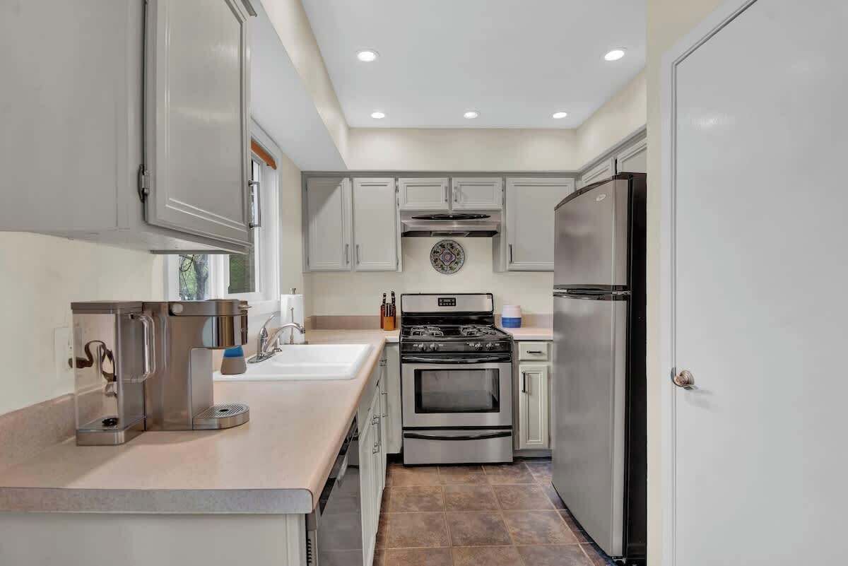 Refrigerador, microondas, horno y parrilla de estufa 