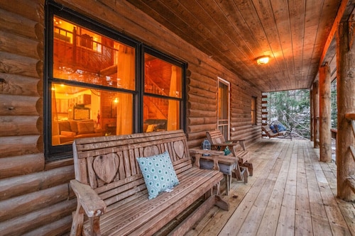 Lucky Log Cabin- Hottub fireplace 12min to Mt Snow