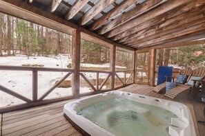 Indoor spa tub