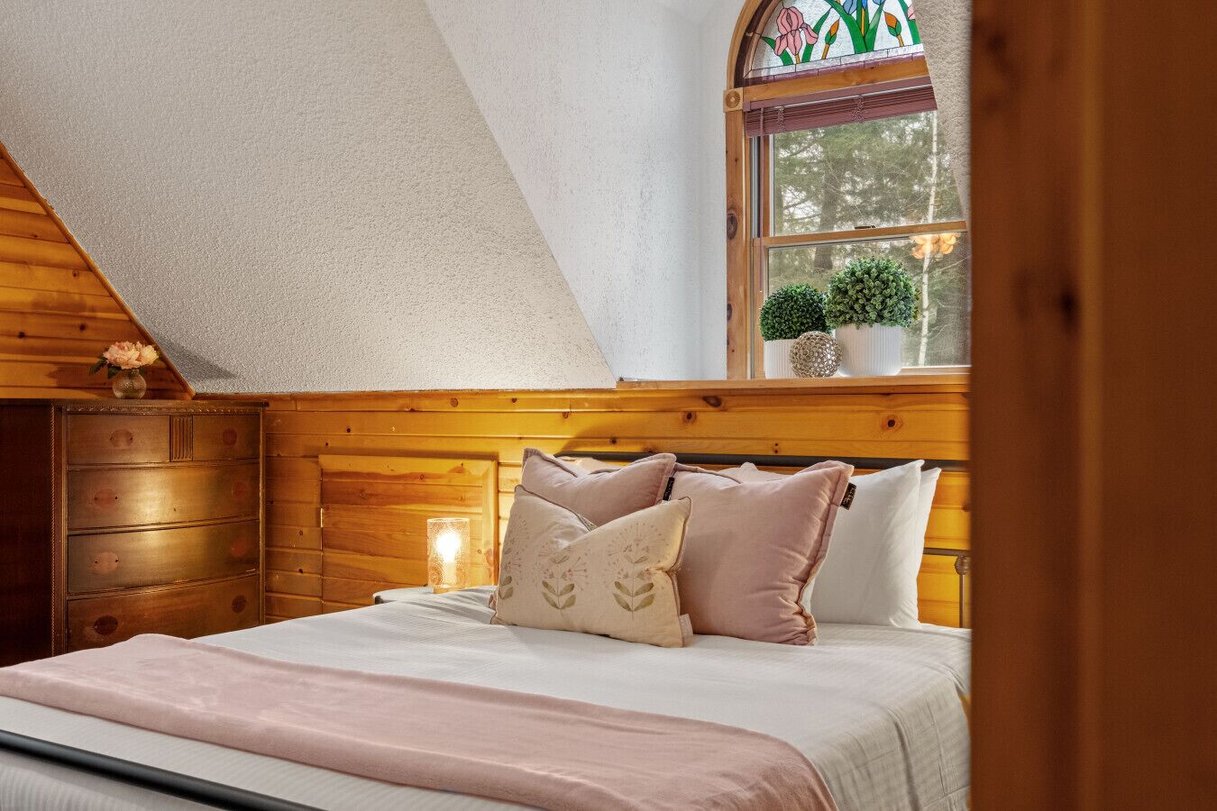 5 bedrooms, desk, iron/ironing board, travel cot