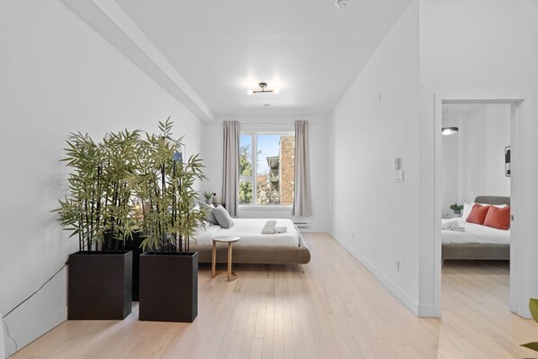 1 habitación, tabla de planchar con plancha y cuna de viaje 