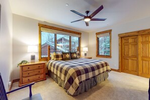 4 bedrooms, iron/ironing board, internet, bed sheets